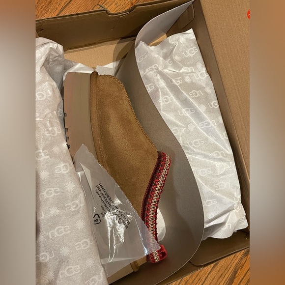 *SOLD* UGGs Tazz (size 8) in Chestnut - Picture 4 of 6